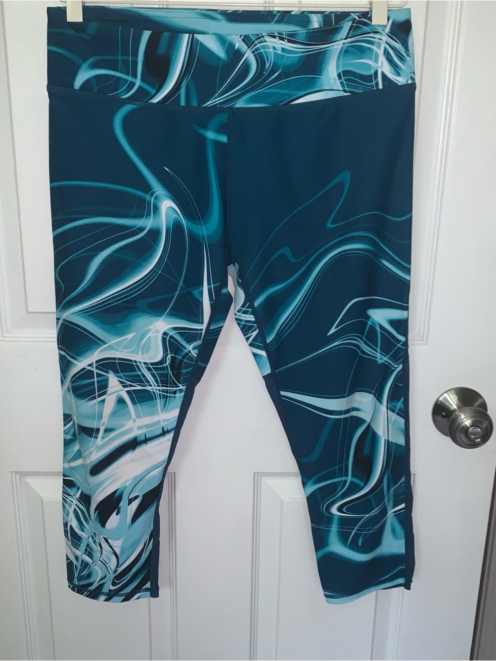 Fabletics Teal & White Abstract Print Leggings